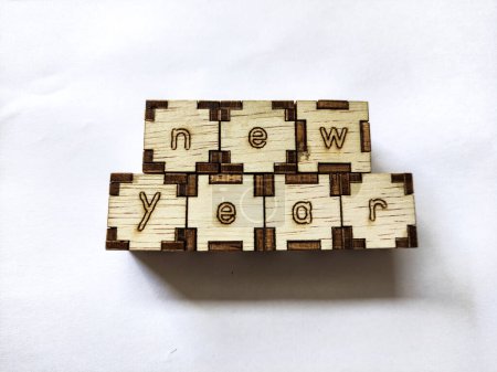 Foto de Cubos de madera con texto "Año Nuevo" aislado sobre fondo blanco. Imagen de enfoque selectivo - Imagen libre de derechos