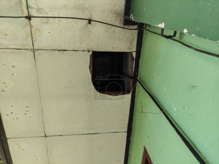Foto de Hoyo techo dañado en una casa vieja. Techo interior roto - Imagen libre de derechos