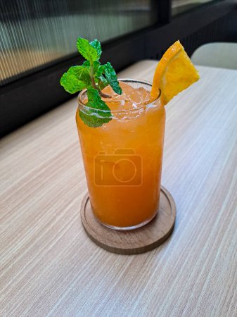 Foto de Glass of detox juice, mixed of orange and carrot, homemade, fresh and healthy - Imagen libre de derechos