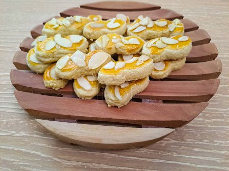 Téléchargez les photos : Biscuits aux arachides (Kue Kacang) servis sur un plateau en bois. Un biscuit indonésien traditionnel, service populaire pour célébrer l'Aïd Al Fitr (Lebaran Idul Fitri) - en image libre de droit