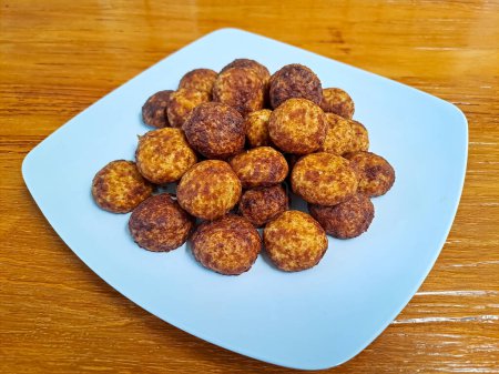 Foto de Galletas de bola de palma de queso, hechas de harina y queso, luego recubiertas con azúcar de palma crujiente dulce. Popular servicio para celebrar Eid Al Fitr (Lebaran Idul Fitri). Enfoque seleccionado - Imagen libre de derechos