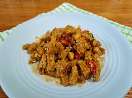 Téléchargez les photos : Orek Tempe, faire revenir le tempeh cuit avec de la sauce soja sucrée, des arachides et du chili rouge. Nourriture indonésienne au goût sucré et épicé - en image libre de droit