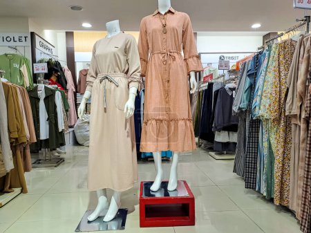 Foto de Malang, Indonesia, 4 de marzo de 2023: Exposición de ropa de mujer en una tienda de moda. Ropa de mujer en una tienda departamental o centro comercial. - Imagen libre de derechos