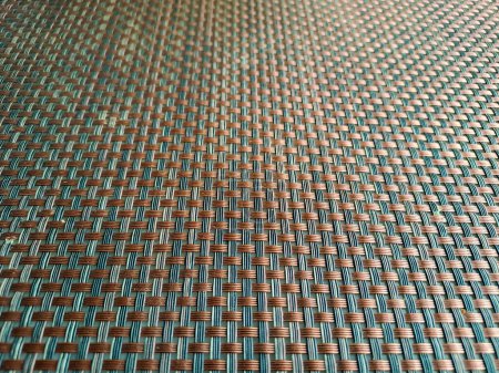 Foto de Marrón y negro de ratán artificial tejido para muebles. Patrón de ratán sintético, textura y fondo - Imagen libre de derechos