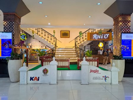 Téléchargez les photos : L'intérieur du hall de la gare de Yogyakarta avec instrument de musique javanaise, escaliers et locataire de nourriture (Roti'o et Bakpia). Yogyakarta Indonésie, 25 avril 2023. - en image libre de droit