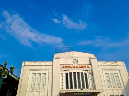 Téléchargez les photos : Gare de Yogyakarta, l'une des plus grandes gares d'Indonésie. Un bâtiment classique le matin avec des gens sous un ciel bleu clair. Yogyakarta, Indonésie, 25 avril 2023. - en image libre de droit