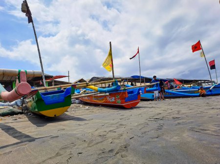 Foto de Vista de los pueblos alrededor del barco para elegir y comprar la captura del pescador. Yogyakarta, Indonesia - 23 de abril de 2023 - Imagen libre de derechos