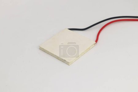 Foto de Vista superior del sensor de temperatura Peltier con cables rojos y negros. Materiales de bricolaje para aficionados a la electrónica. - Imagen libre de derechos