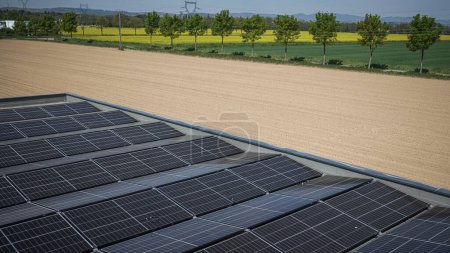 Foto de Solar panels being installed on the roof of an industrial company - Imagen libre de derechos