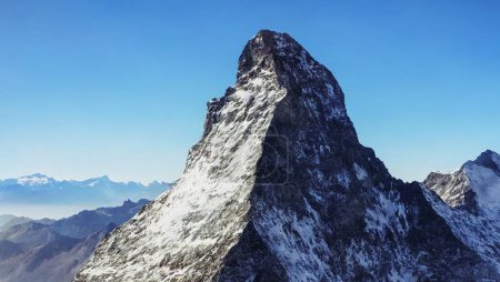 Téléchargez les photos : Une montagne avec un pic enneigé, ciel bleu en arrière-plan, rendu 3d - en image libre de droit