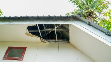 Téléchargez les photos : Plafond cassé et endommagé de la maison tombant - en image libre de droit