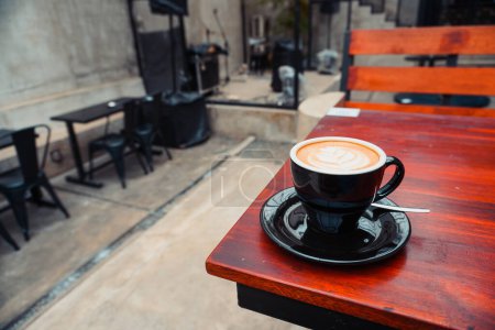 Cappuccino an der Ecke eines braunen Holztisches mit Kopierraum. ideal für Kaffee-Drink-Anzeigen