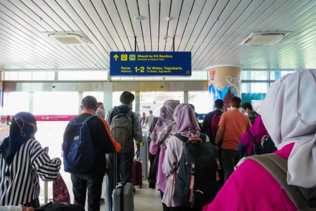 Téléchargez les photos : Kulonprogo, 7 juillet 2022 : La file d'attente des passagers entrant à la porte de la gare de l'aéroport international de Yogyakarta (YIA) - en image libre de droit