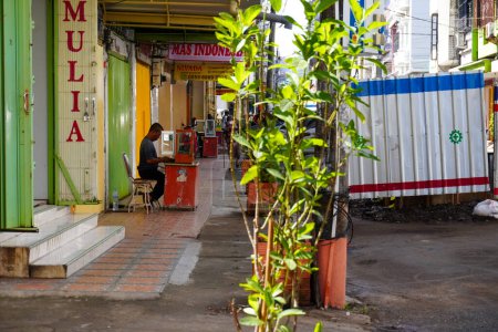 Foto de Esperando oro: la paciencia de un prestamista da sus frutos en la calle soma opu, makassar, 16 de octubre de 2022 - Imagen libre de derechos