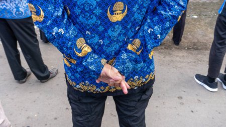Téléchargez les photos : Indonésie employés du gouvernement portant une nouvelle robe de kopri batik en formation, ville de Makassar sur Juin 15, 2022 - en image libre de droit