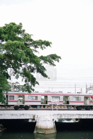 Téléchargez les photos : 23 janvier 2023 : Train ferroviaire stationné sur un pont à la gare historique de Kota Tua dans le nord de Jakarta - en image libre de droit