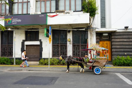 Téléchargez les photos : Chauffeur de calèche attendant patiemment les touristes qui souhaitent monter le bendi chez Kota Tua North Jakarta le 23 janvier 2023 - en image libre de droit
