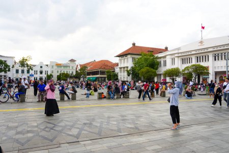 Téléchargez les photos : Les touristes locaux s'amusent à profiter de l'ambiance de Kota Tua tout en capturant des photos joyeuses le janvier 23, 2023 - en image libre de droit