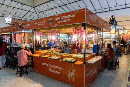 Téléchargez les photos : Ambiance vibrante d'un étal de nourriture culinaire à l'intérieur du bâtiment du bureau de poste dans la zone touristique de Kota Tua le 23 janvier 2023 - en image libre de droit