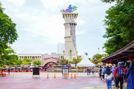 Téléchargez les photos : Longues files d'attente et foule de visiteurs au parc d'attractions Dufan à Jakarta après la levée des restrictions pandémiques le 22 janvier 2023 - en image libre de droit
