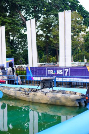 Foto de Elegante kayak con un solo motor y diseño de camuflaje en Indofest Indonesia Outdoor Festival, Yakarta En Junio 4, 2023 - Imagen libre de derechos