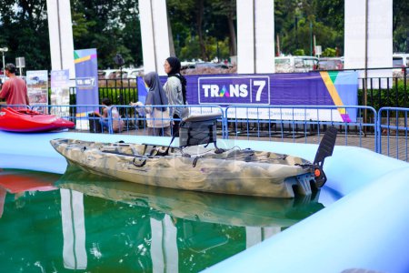 Foto de Elegante kayak con un solo motor y diseño de camuflaje en Indofest Indonesia Outdoor Festival, Yakarta En Junio 4, 2023 - Imagen libre de derechos