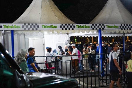 Foto de El 4 de junio de 2023, un concurrido mostrador de venta de entradas en línea estará en el Indofest Indonesia Outdoor Festival en Yakarta. - Imagen libre de derechos