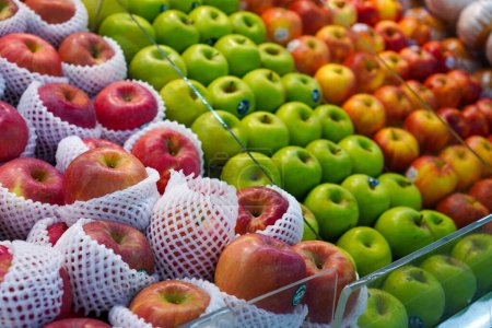 Vielfalt an frischen Äpfeln im Supermarkt