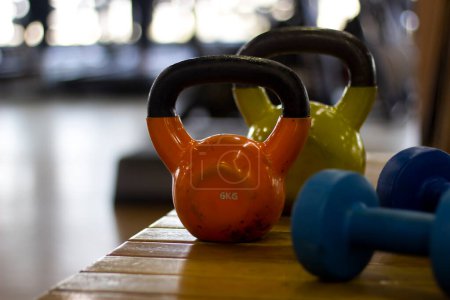 Téléchargez les photos : Cast iron weightlifting fitness weights arranged inside a fitness center for healthy lifestyle gym - en image libre de droit