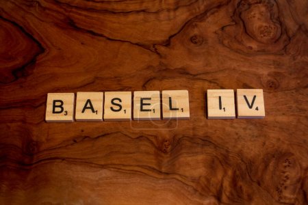 Foto de Bruselas, Bélgica - 21 de febrero de 2022: Basilea IV y Basilea 4 deletreadas con letras de madera para la aplicación de los nuevos acuerdos y reformas de Basilea para la industria bancaria y los mercados de capitales - Imagen libre de derechos
