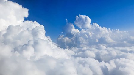 Téléchargez les photos : Ciel bleu avec fond nuageux blanc d'en haut - en image libre de droit