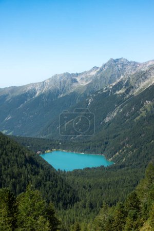 Foto de Vista aérea del lago de montaña alpino turquesa Lago di Anterselva (Antholzer See) visto desde Passo Stalle (Staller Pass) en un valle de montaña Dolomita con bosque de pinos verdes - Imagen libre de derechos