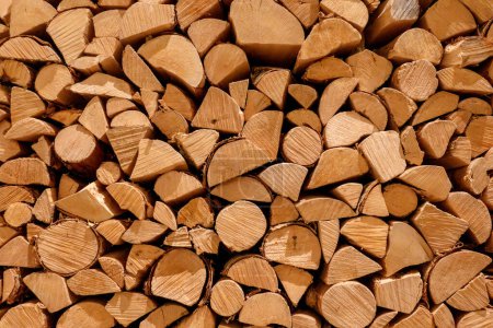 Téléchargez les photos : Bois de chauffage empilé fond de bois coupé rondin pour cheminée - en image libre de droit