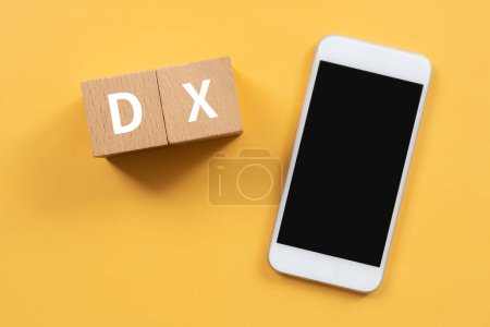 Téléchargez les photos : Blocs en bois avec texte de concept "DX" et smartphone. - en image libre de droit