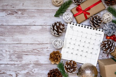 Calendario de diciembre de 2021; caja de regalo de Navidad, un calendario y adorno.