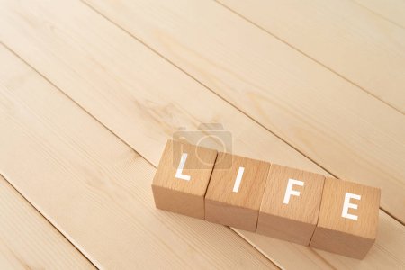 Photo pour Blocs en bois avec "LIFE" texte de concept sur le sol en bois. - image libre de droit