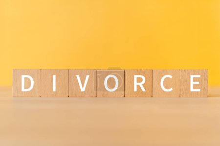 Téléchargez les photos : Blocs en bois avec texte de concept "DIVORCE". - en image libre de droit