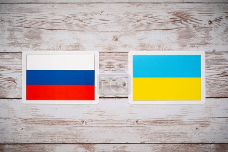 Téléchargez les photos : Drapeau russe et drapeau ukrainien. - en image libre de droit