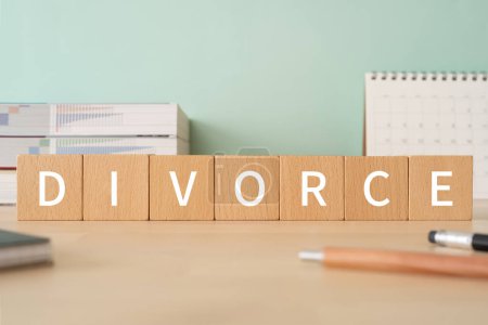 Téléchargez les photos : Blocs en bois avec "DIVORCE" texte de concept, stylos, cahiers et livres. - en image libre de droit