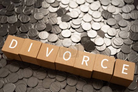 Foto de Bloques de madera con "DIVORCE" texto de concepto y monedas. - Imagen libre de derechos