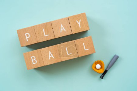 Foto de Bloques de madera con "PLAY BALL" texto de concepto. - Imagen libre de derechos