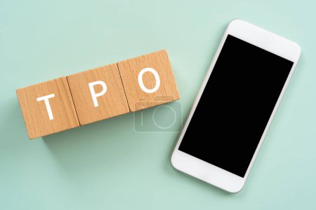 TPO; Holzblöcke mit "TPO" -Konzepttext und Smartphone.