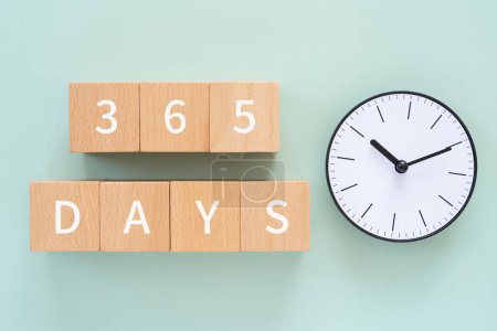 Foto de Siete bloques de madera con "365 DÍAS" texto de concepto y un reloj. - Imagen libre de derechos