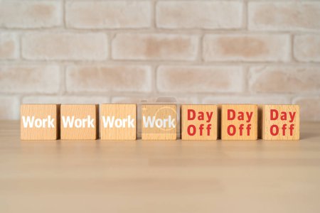 Holzblöcke mit Konzepttext "Work" und "Day Off".