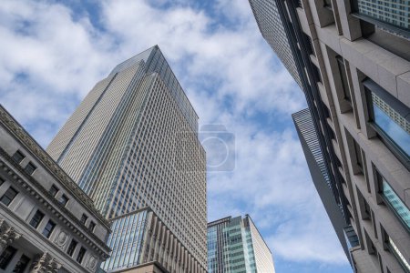 Téléchargez les photos : Bâtiments hauts avec ciel bleu dans une ville d'affaires, Tokyo, Japon - en image libre de droit