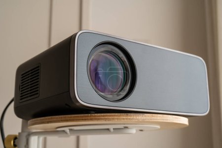Téléchargez les photos : Balck projector in the living room. - en image libre de droit