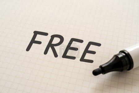 Foto de White paper written "FREE" with markers. - Imagen libre de derechos