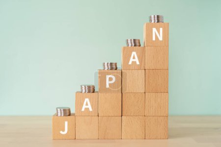 Foto de Bloques de madera con texto "JAPÓN" en la escalera ascendente y coinstacks. Concepto de desarrollo. - Imagen libre de derechos