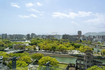Blick auf die Stadt Hiroshima von der Spitze des Gebäudes.