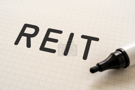 Foto de Libro blanco escrito "REIT" con marcadores - Imagen libre de derechos